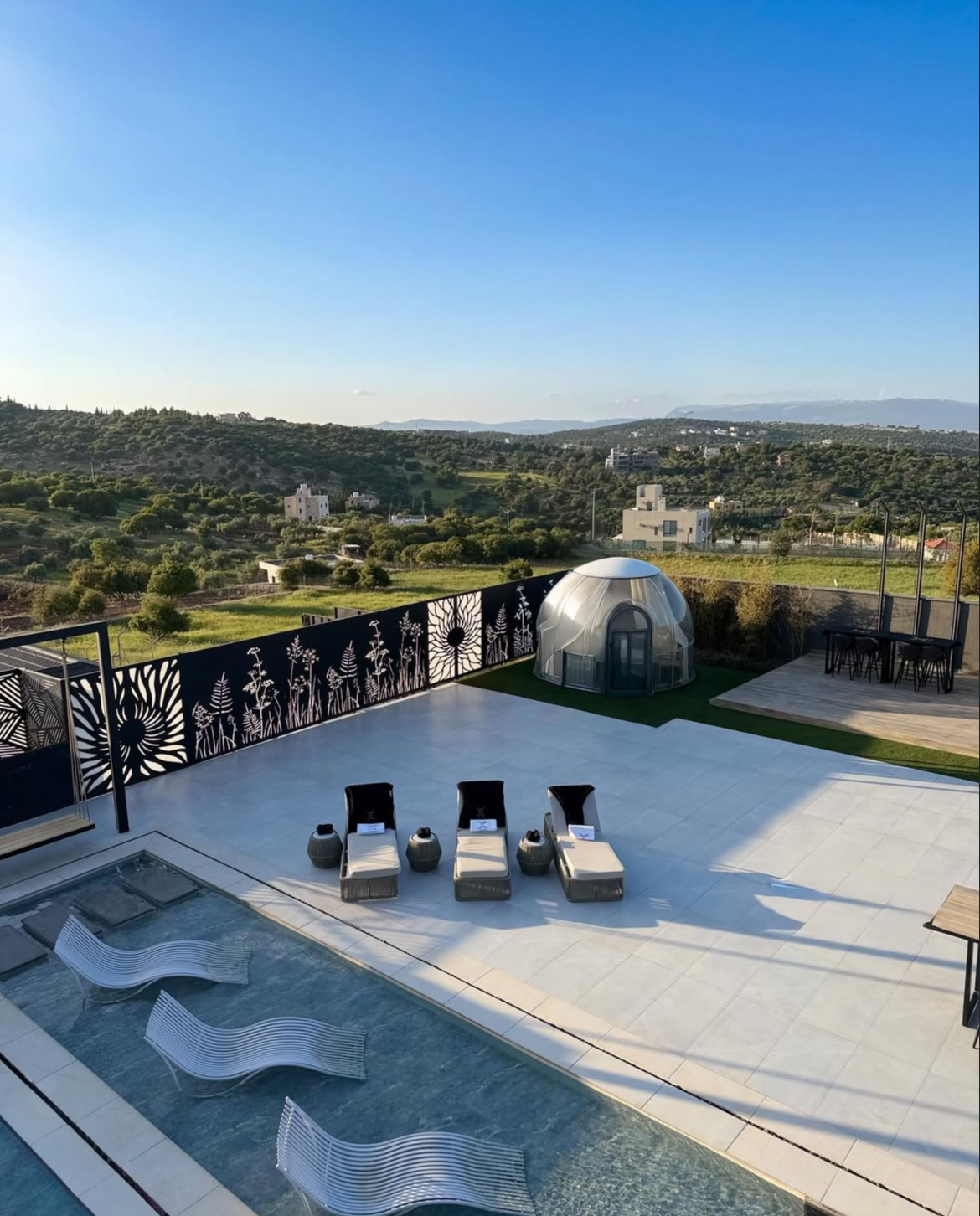 Estate details and guest moments